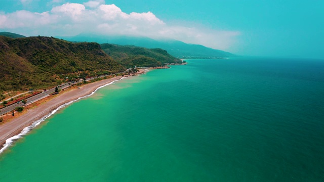 鸟瞰图景观和海岸线与公路海景视频素材