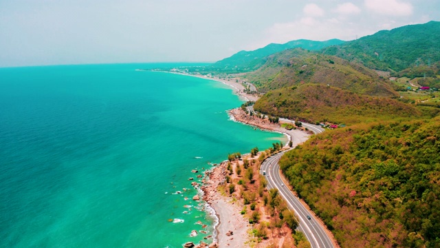 鸟瞰图景观和海岸线与公路海景视频素材