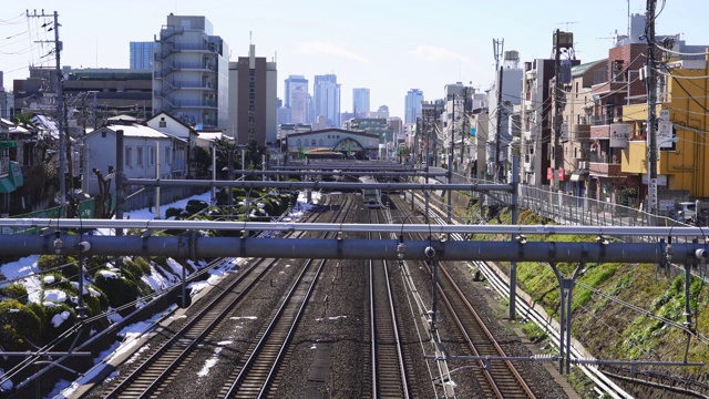 1月1日26日，日本东京丰岛区池袋区，JR(日本铁路)山手线从人行天桥下穿过铁路轨道，穿过居民区。视频素材