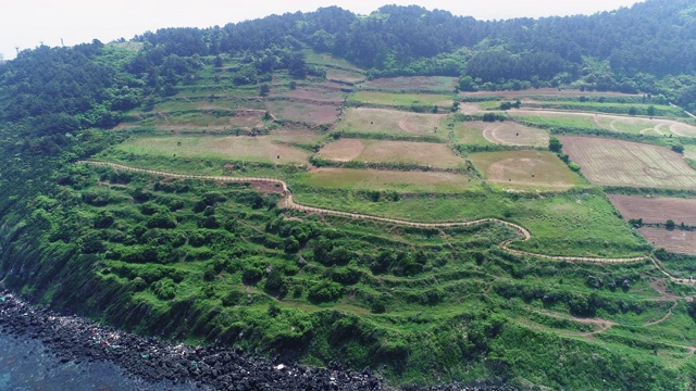 咸德海滩和Seoubong峰/ Jocheon-eup，济州岛，济州岛，韩国视频素材