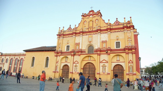 人们聚集在圣克里斯托巴尔大教堂前，圣克里斯托巴尔de las Casas，恰帕斯，墨西哥视频素材