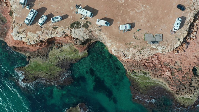 鸟瞰图。风景优美的地中海和露营地点与现代房车露营车视频素材