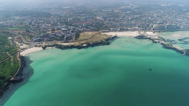 韩国济州岛济州岛咸德海滩/ Jocheon-eup附近的城市建筑视频素材