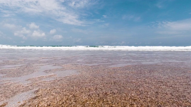 海浪冲击着摄像机视频素材