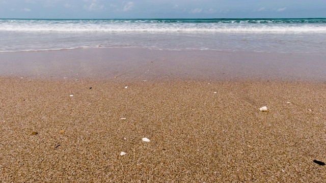 海浪在完美的沙滩背景与复制空间视频素材