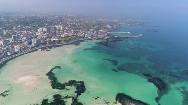 韩国济州岛济州岛咸德海滩/ Jocheon-eup附近的城市建筑视频素材