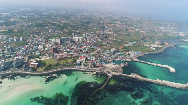 韩国济州岛济州市咸德海滩和Johamhaean-ro路/ Jocheon-eup附近的城市建筑视频素材