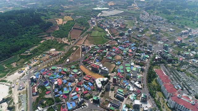 韩国济州岛济州岛咸德海滩/ Jocheon-eup附近的城市建筑视频素材