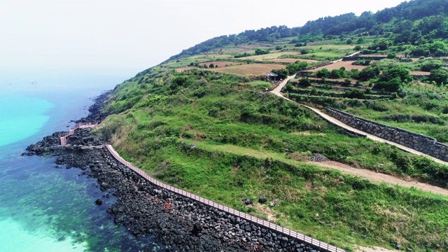 咸德海滩和Seoubong峰/ Jocheon-eup，济州岛，济州岛，韩国视频素材