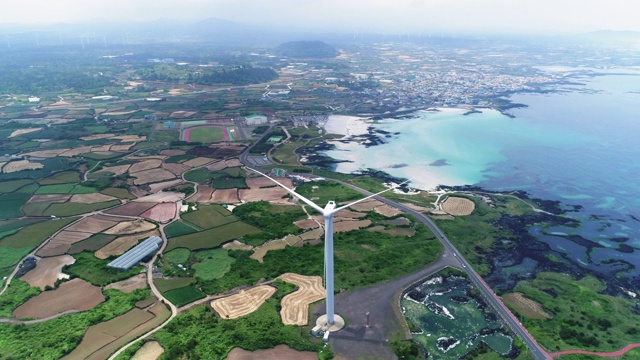 韩国济州岛济州岛济州岛金宁海滩的风力涡轮机视频素材