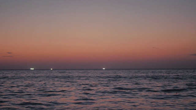 海上日出，快艇缓缓驶过视频素材