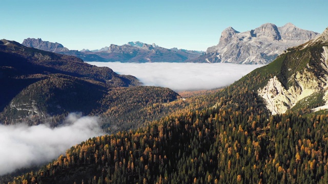 戏剧性的鸟瞰图向下看在Dolomites山谷在秋天，意大利视频素材