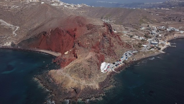 环绕希腊圣托里尼岛红海滩飞行视频素材