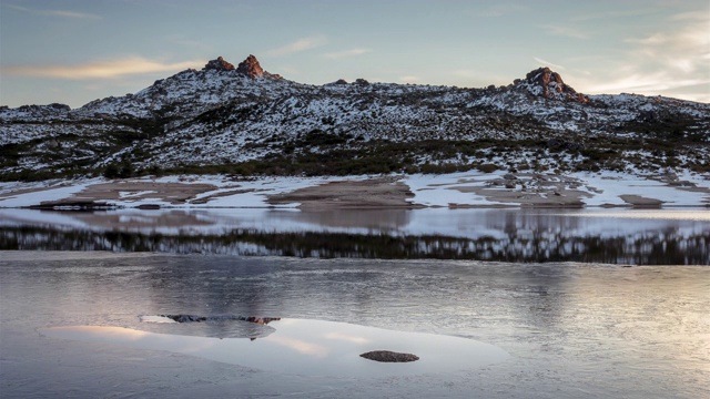 日落在湖的罗西姆山谷被雪和冻结的水，塞拉达埃斯特雷拉自然公园，葡萄牙-时间视频素材