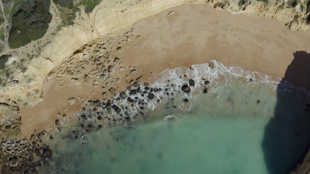 鸟瞰阿尔加维沙漠和岩石海滩视频素材