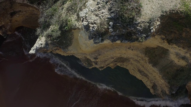 旋转无人机的海浪从悬崖海岸视频素材