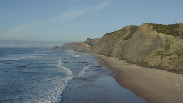 鸟瞰图美丽的大沙滩和岩石海岸视频素材