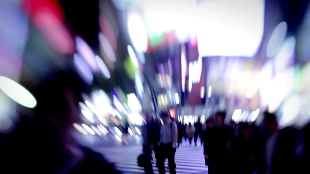 梦幻的夜生活。行人在城市夜生活高峰时间穿过马路视频素材