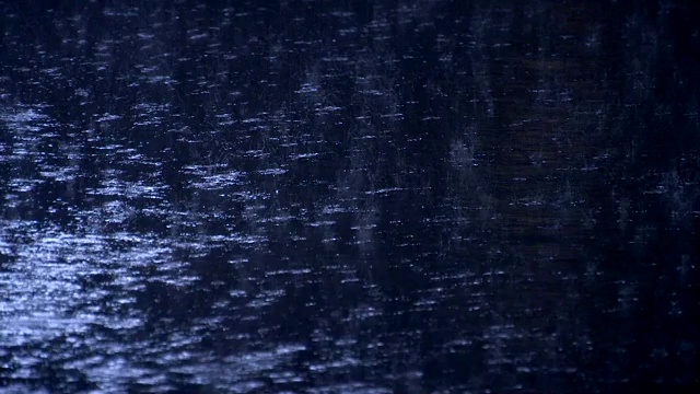 夜间下雨。多雨的暴风雨的夜晚视频素材