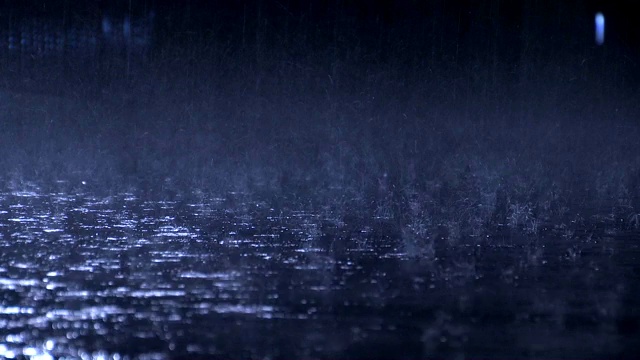 夜间下雨视频素材