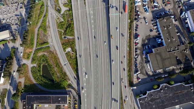 公路1和Lougheed Coquitlam BC加拿大鸟瞰图视频素材