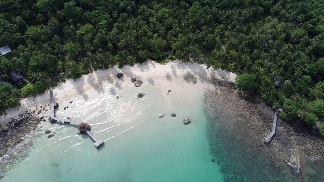 空中俯瞰美丽的天堂般的热带海滩和岛上的棕榈树视频素材