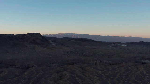 阿瓦茨山从Tecopa, CA -黎明-空中视频素材