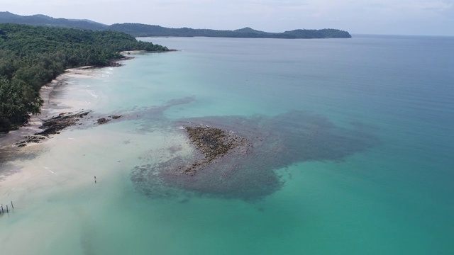 空中俯瞰美丽的天堂般的热带海滩和岛上的棕榈树视频素材