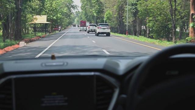 汽车在公路上向前行驶。视频素材