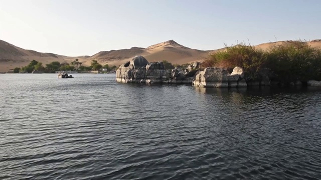 尼罗河在埃及阿斯旺显示瀑布和山视频素材