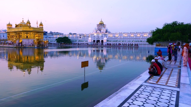 金庙。印度阿姆利则镇的锡克教寺庙。在印度，它被称为Harmandir Sahib，靠近巴基斯坦边界。旁遮普邦，印度，亚洲视频素材