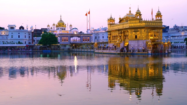 金庙。印度阿姆利则镇的锡克教寺庙。在印度，它被称为Harmandir Sahib，靠近巴基斯坦边界。旁遮普邦，印度，亚洲视频素材