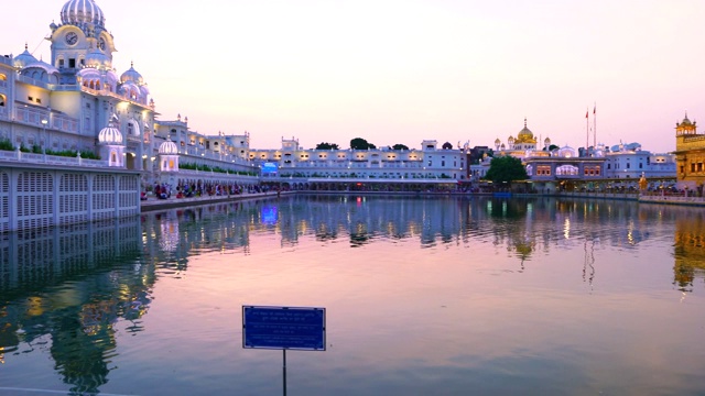 金庙。印度阿姆利则镇的锡克教寺庙。在印度，它被称为Harmandir Sahib，靠近巴基斯坦边界。旁遮普邦，印度，亚洲视频素材