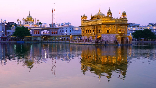 金庙。印度阿姆利则镇的锡克教寺庙。在印度，它被称为Harmandir Sahib，靠近巴基斯坦边界。旁遮普邦，印度，亚洲视频素材