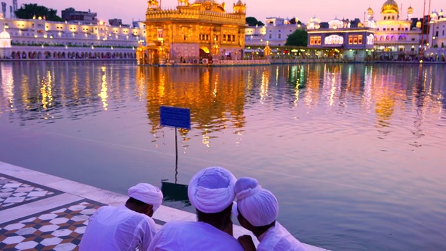 金庙。印度阿姆利则镇的锡克教寺庙。在印度，它被称为Harmandir Sahib，靠近巴基斯坦边界。旁遮普邦，印度，亚洲视频素材