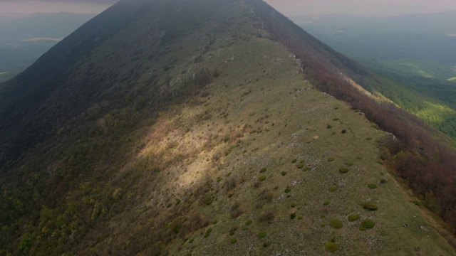 山顶及林区鸟瞰图视频素材