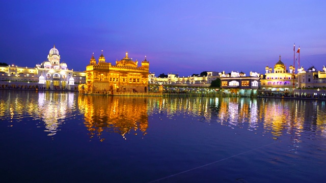 金庙。印度阿姆利则镇的锡克教寺庙。在印度，它被称为Harmandir Sahib，靠近巴基斯坦边界。旁遮普邦，印度，亚洲视频素材