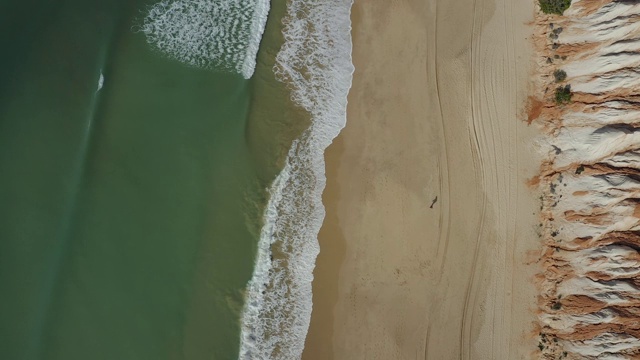 空中拍摄的大沙滩被海浪击中视频素材