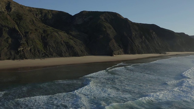 鸟瞰海浪与悬崖在雾视频素材