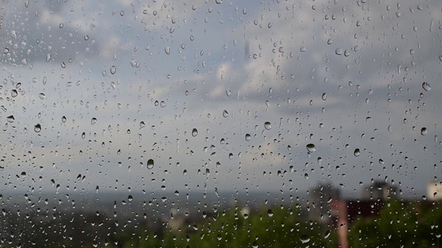 春天的雨点落在窗玻璃上视频下载