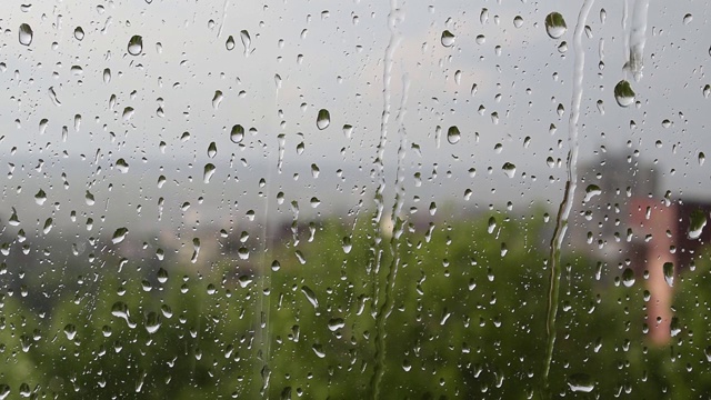 春天的雨点落在窗玻璃上视频素材