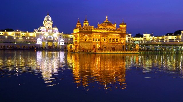 金庙。印度阿姆利则镇的锡克教寺庙。在印度，它被称为Harmandir Sahib，靠近巴基斯坦边界。旁遮普邦，印度，亚洲视频素材