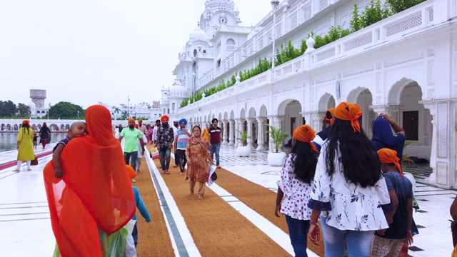 金庙。印度阿姆利则镇的锡克教寺庙。在印度，它被称为Harmandir Sahib，靠近巴基斯坦边界。旁遮普邦，印度，亚洲视频素材