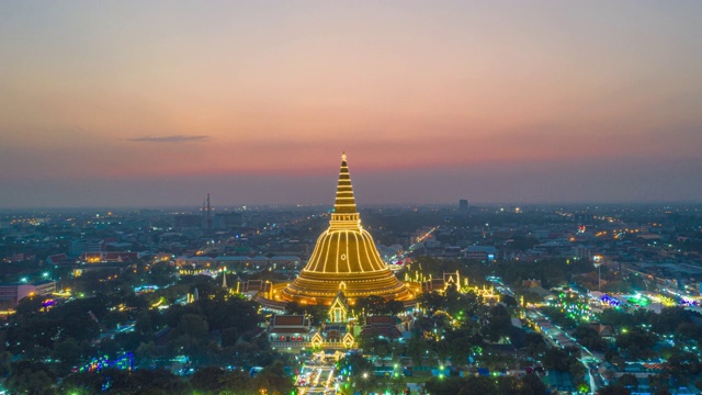 夕阳下的Phra Pathom Chedi鸟瞰图，伟大的金塔和世界上最高的佛塔位于泰国的那空帕颂视频素材