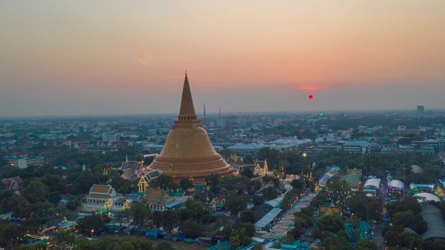 夕阳下的Phra Pathom Chedi鸟瞰图，伟大的金塔和世界上最高的佛塔位于泰国的那空帕颂视频素材