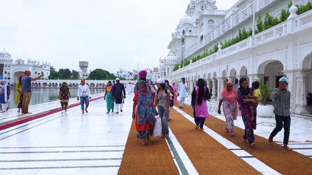 金庙。印度阿姆利则镇的锡克教寺庙。在印度，它被称为Harmandir Sahib，靠近巴基斯坦边界。旁遮普邦，印度，亚洲视频素材