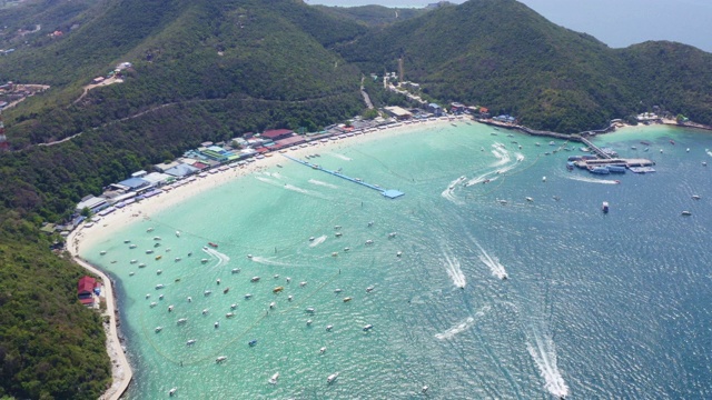 鸟瞰图的海滩与美丽的海在Koh larn岛在芭堤雅市泰国视频素材