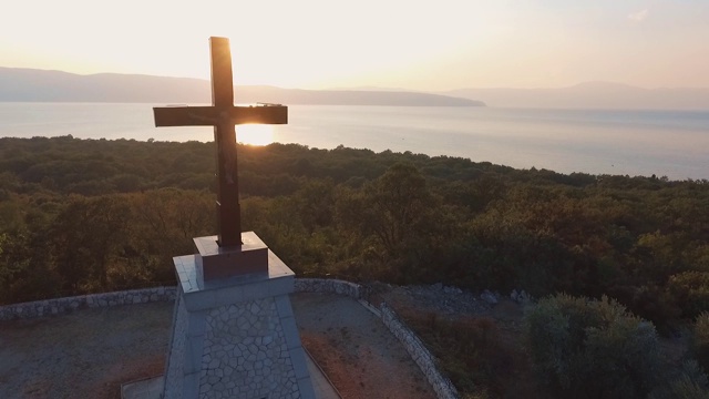 鸟瞰亚得里亚海顶端的美丽风景和十字山峰视频下载