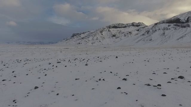 多云天空下的雪山美景鸟瞰图视频素材