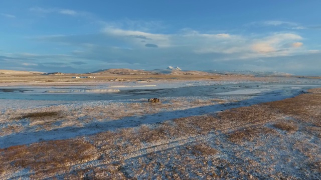 鸟瞰图美丽的冰岛马山和蓝色的湖在背景视频素材